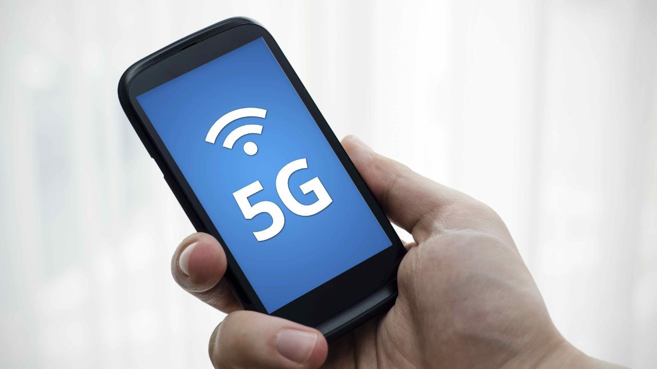 ટેલિકોમ ટોક અનુસાર, 5G નેટવર્ક સામાન્ય રીતે 4G નેટવર્ક કરતાં વધુ પાવર (બેટરી) વાપરે છે, જેના કારણે બેટરી ઝડપથી ડ્રેઇન થાય છે. આના ઘણા કારણો છે, જેમાં 2020 અને 2021 વચ્ચે લોન્ચ થયેલા સ્માર્ટફોનમાં ઉપયોગમાં લેવાતા ઘણા 5G ચિપસેટ (પ્રોસેસર્સ) સંપૂર્ણપણે ઑપ્ટિમાઇઝ કરવામાં આવ્યા ન હતા. 