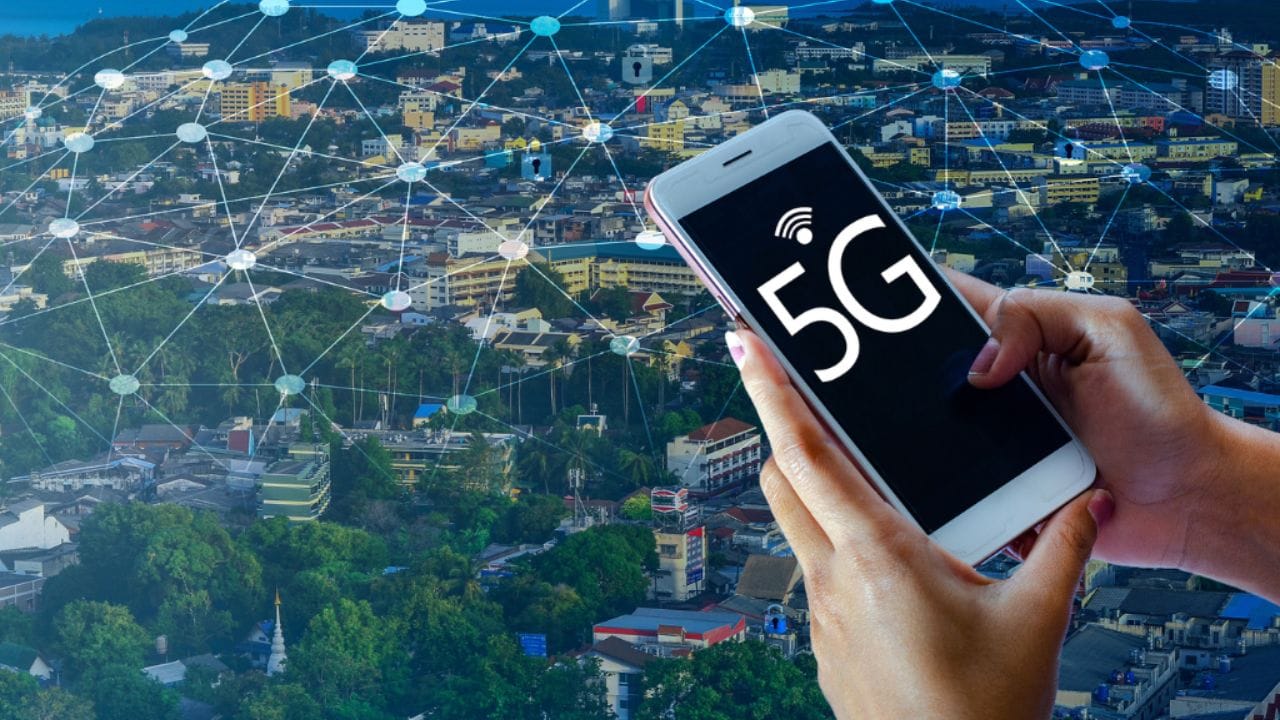 આ 5Gનો યુગ છે, અને દરેક વ્યક્તિ સુપર-ફાસ્ટ ઇન્ટરનેટ માટે 5G સ્માર્ટફોન ખરીદી રહ્યો છે, પરંતુ શું તમે જાણો છો કે 5G નેટવર્કનો ફોન બેટરી પર શું પ્રભાવ પડે છે? તમને જણાવી દઈએ કે 4G થી 5G પર સ્વિચ કરવાથી તમારી બેટરી પર કેવી અસર પડે છે? આજે, અમે સમજાવીશું કે 5G નેટવર્ક બેટરીના "દુશ્મન" કેવી રીતે છે અને તે બેટરી જીવનને કેવી રીતે અસર કરે છે.