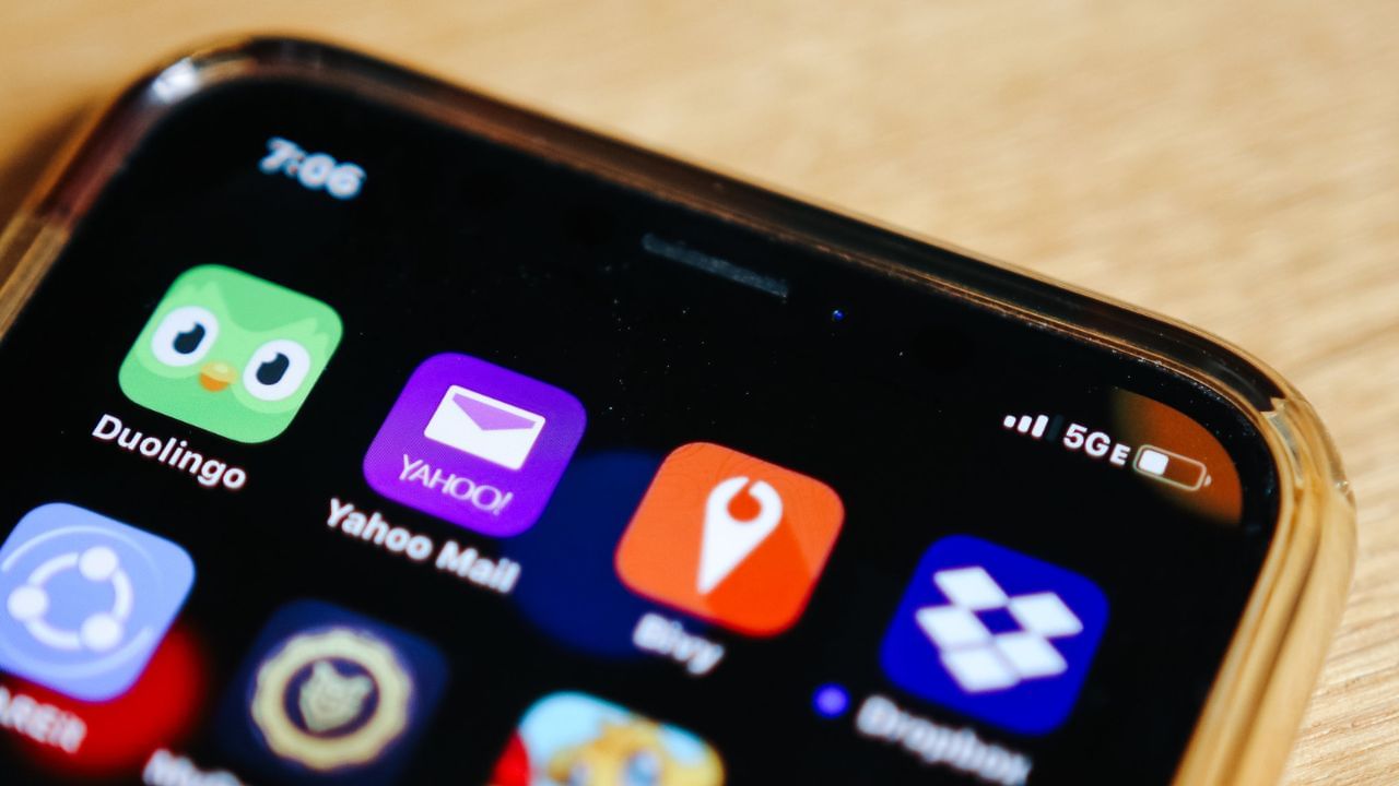 બેટરી ખરાબ થઈ શકે: જે વિસ્તારોમાં 5G નેટવર્ક નબળા હોય છે, ત્યાં ફોનને વધુ મહેનત કરવી પડે છે. હવે, તમે પૂછી શકો છો કે કેવી રીતે? આનું કારણ એ છે કે ફોન વારંવાર 5G થી 4G પર સ્વિચ કરે છે, અને આ નેટવર્ક સ્વિચિંગ બેટરીને ઝડપથી ખતમ કરે છે.