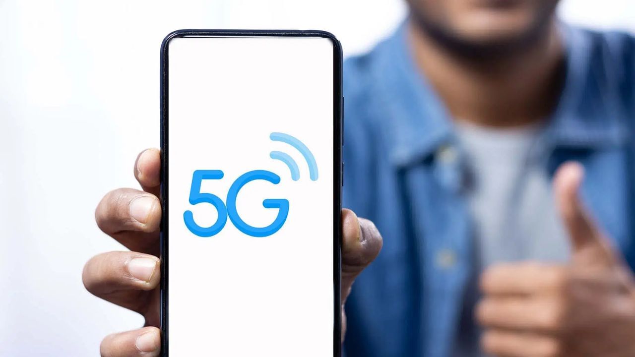 મોબાઇલ સોફ્ટવેર પર અસર: ફોનનું સોફ્ટવેર તમારા ફોનની બેટરી લાઇફમાં પણ મહત્વપૂર્ણ ભૂમિકા ભજવે છે. જો સોફ્ટવેર યોગ્ય રીતે ઑપ્ટિમાઇઝ કરવામાં આવે, તો તે 5G નેટવર્ક પર બેટરીનો વપરાશ ઘટાડવામાં મદદ કરે છે. એપલે પોતાનું 5G મોડેમ પણ લોન્ચ કર્યું છે, જે બેટરી વપરાશ ઘટાડવા માટે રચાયેલ છે, જેનાથી ગ્રાહકો બેટરી લાઇફમાં સુધારો મેળવી શકે છે. એકંદરે, જો સોફ્ટવેર યોગ્ય રીતે ઑપ્ટિમાઇઝ ન કરવામાં આવે, તો બેટરીનો વપરાશ વધશે.