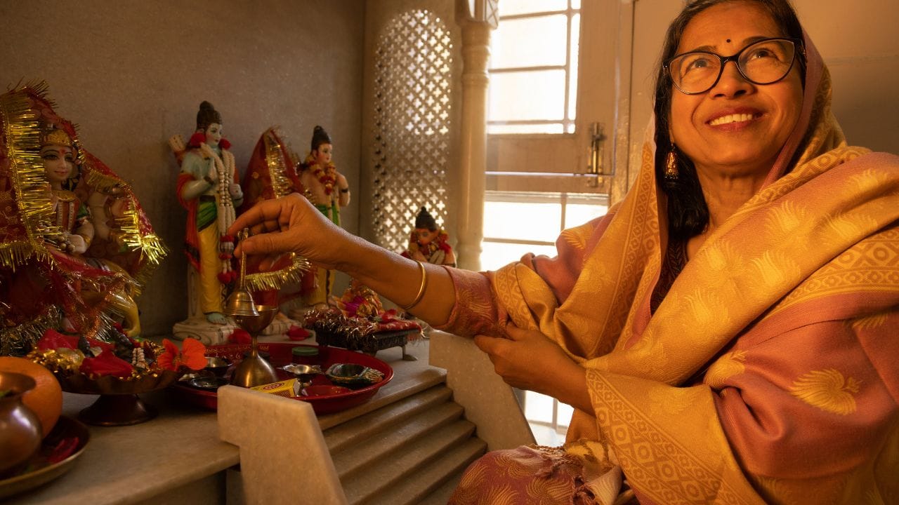 પ્રાર્થના ખંડની દિવાલો સફેદ, આછો પીળો અથવા આછો વાદળી રંગ હોવો જોઈએ.(ડિસ્ક્લેમર : ઉપરોક્ત આપેલી જાણકારી વાસ્તુશાસ્ત્ર અને જ્યોતિષ શાસ્ત્રમાં આપેલી માહિતીના આધારે લેવામાં આવી છે. TV9 ગુજરાતી તેની પુષ્ટી કરતું નથી.)