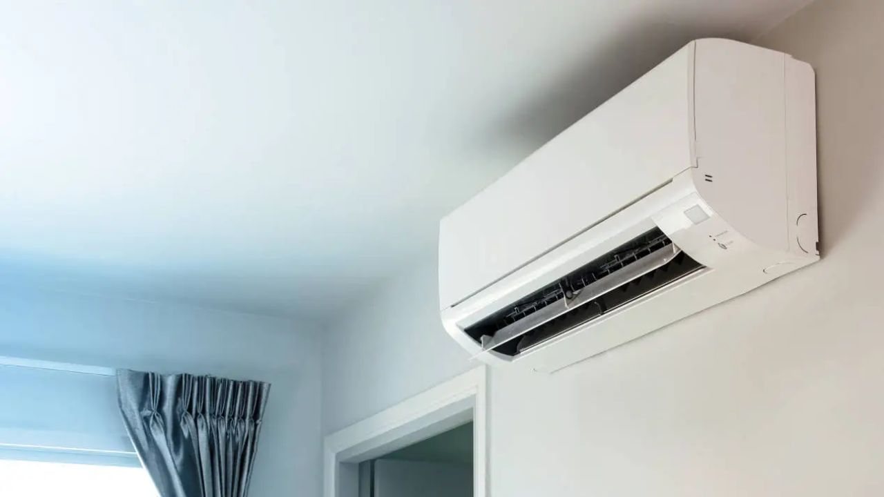 આ AC માં રેફ્રિજન્ટ, જેને સામાન્ય રીતે AC ગેસ તરીકે ઓળખવામાં આવે છે, સક્રિય રાખે છે. લાંબા સમય સુધી AC બંધ રાખવાથી આ ગેસ એકઠો થાય છે. પછી, જ્યારે ઉનાળામાં એસી ચાલુ કરવામાં આવે છે, ત્યારે રેફ્રિજન્ટ અથવા ગેસ પહેલાથી જ લીક થઈ ગયો હોય છે. 