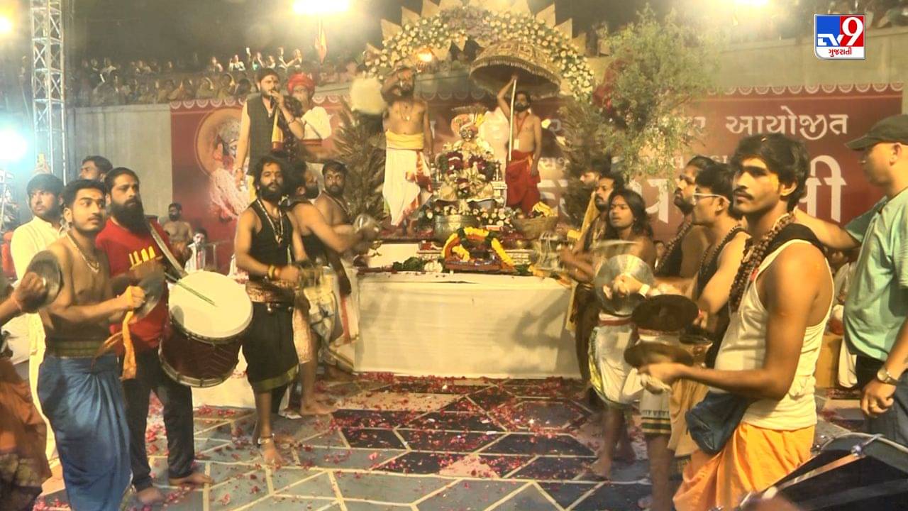 Ahmedabad : અમદાવાદના મહાકાલ મંદિરે યોજાઇ પાલખીયાત્રા, 1212 મીટરની વિશાળ ચૂંદડી સાબરમતી નદીને અર્પણ કરાઇ, જુઓ Video