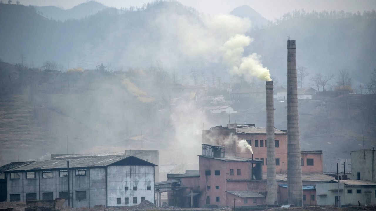 જો તમારા શહેરનું AQI સ્તર ઊંચું હોય તો સ્વસ્થ રહેવા માટે તમારે કેટલીક સરળ બાબતો ધ્યાનમાં રાખવી જોઈએ. નબળી રોગપ્રતિકારક શક્તિ ધરાવતા લોકો, બાળકો અને વૃદ્ધોએ આ સમય દરમિયાન ખાસ સાવધાની રાખવાની જરૂર છે. પ્રદૂષણ શ્વસન સમસ્યાઓ ધરાવતા લોકો માટે શ્વસન સમસ્યાઓનું કારણ પણ બની શકે છે. ચાલો પ્રદૂષિત હવાથી બચવા અને સ્વસ્થ રહેવા માટે ધ્યાનમાં રાખવા જેવી કેટલીક મહત્વપૂર્ણ બાબતોનું અન્વેષણ કરીએ.

