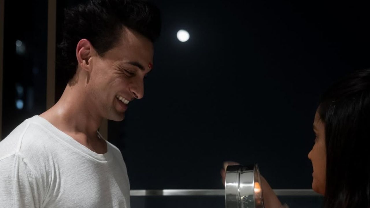 આયુષની બીજી ફિલ્મ અંતિમ હતી. આ ફિલ્મમાં સલમાન ખાને પણ એક સ્પેશિયલ કેમિયો કર્યો હતો. પરંતુ તે પણ ફિલ્મ ફ્લોપ થતાં માંડ માંડ બચી હતી. અંતિમનું પહેલા દિવસનું કલેક્શન 5 કરોડ રુપિયા હતું. જ્યારે બોક્સ ઓફિસ પર આ ફિલ્મની લાઈફટાઈમ કમાણી 39 કરોડ રુપિયા હતી.