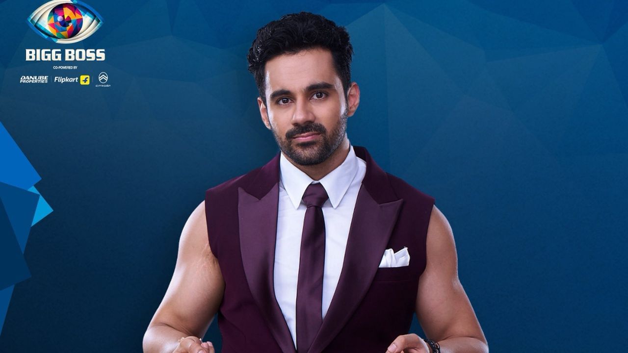 આકાંક્ષા જિંદાલ હાલમાં કંપની સેક્રેટરી અને ડિજિટલ કન્ટેન્ટ ક્રિએટર તરીકે કામ કરે છે.  બિગ બોસ 19ના ઘરમાં રહેતા અભિષેકનું નામઅશ્નૂર કૌર સાથે જોડી રહ્યા છે.