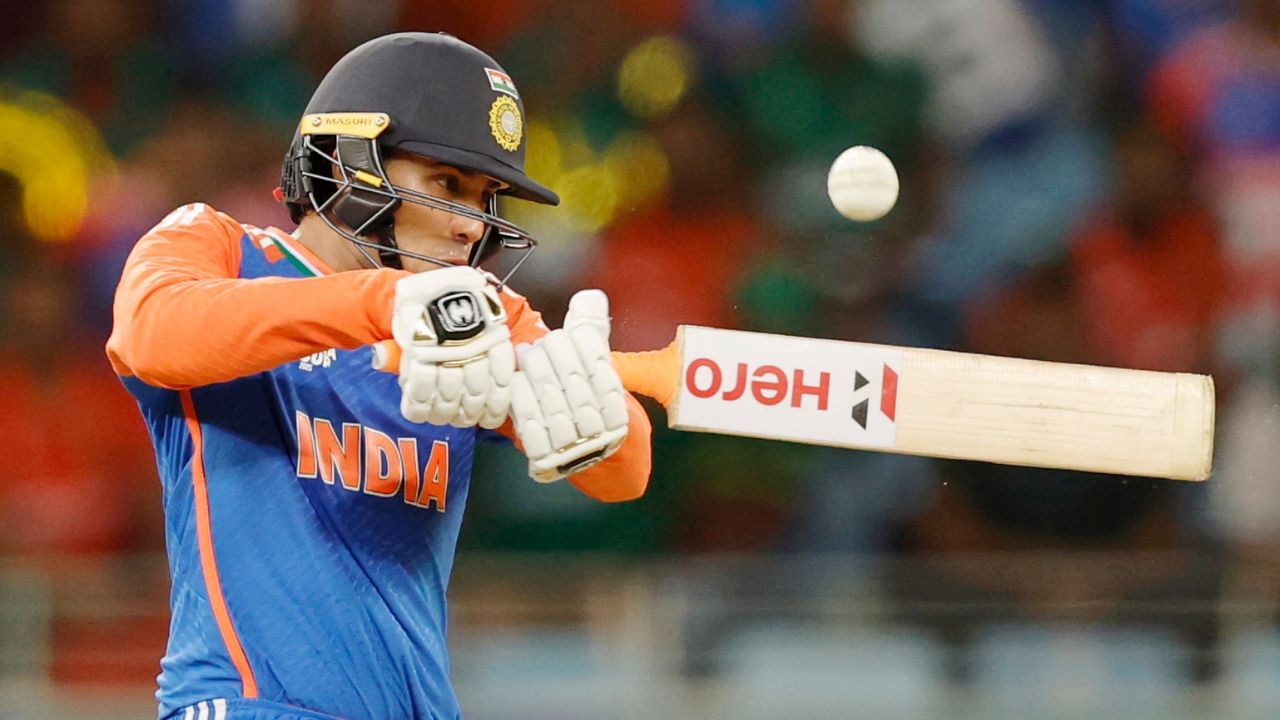  એશિયા કપ 2025 ફાઈનલમાં તે મોટી ઈનિગ્સ રમી શક્યો ન હતો પરંતુ તેમનું પ્રદર્શન આખું ટૂર્નામેન્ટમાં સૌથી સુંદર રહ્યું હતુ. તેની શાનદાર બેટિંગ માટે તેને HAVAL H9 SUV ગિફ્ટમાં આપવામાં આવી છે. એક લક્ઝરી ઓફ-રોડ કાર જે પોતાના સુંદર લુક અને ફીચર્સ માટે ફેમસ છે પરંતુ હવે તેની આ ગિફ્ટ કાર વિવાદનું કારણ બની ગઈ છે.