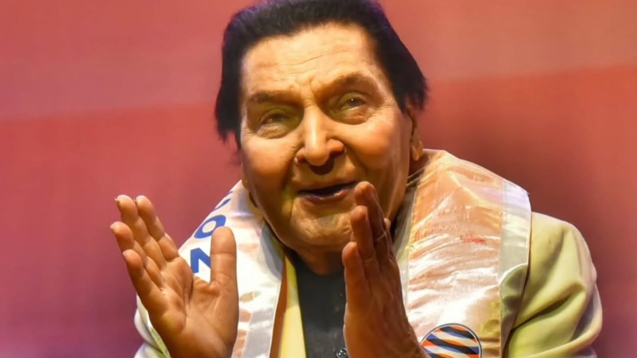 ગોવર્ધન અસરાનીએ પોતાના લાંબા કરિયરમાં અનેક ફિલ્મોમાં કામ કર્યું હતુ. તે પોતાની કોમેડી અને તેના અનોખા અંદાજથી ચાહકોના દિલમાં સ્થાન બનાવ્યું હતુ. શોલેમાં જેલરના પાત્રથી લઈ ચુપકે ચુપકે, આ અબ લૌટ ચલે તેમજ હેરા ફેરી જેવી ફિલ્મોમાં કામ કર્યું હતુ. અસરાનીએ દરેક પેઢીને પોતાની કલાથી પ્રભાવિત કર્યા હતા.