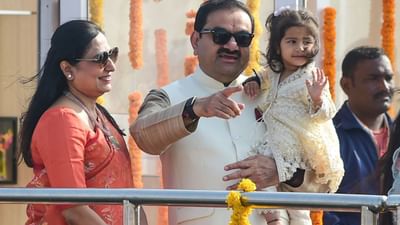 અદાણી અટક ભારતમાં જોવા મળતી અટકમાંથી એક છે. આ સમુદાયના લોકો ખાસ કરીને ગુજરાતમાં જોવા મળે છે. અદાણી શબ્દનો અર્થ વેપારી અથવા વેપાર કરનાર વ્યક્તિ થાય છે.