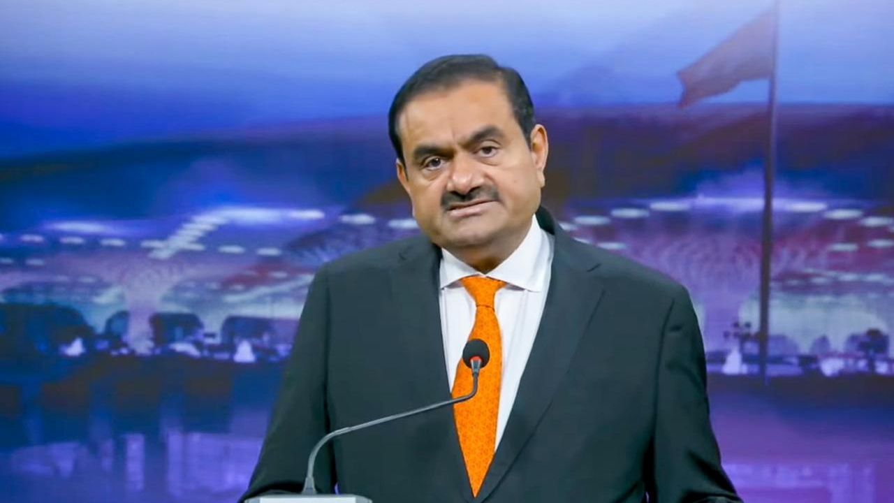 આ અટક પરંપરાગત રીતે વેપાર અને વાણિજ્ય સાથે સંકળાયેલા પરિવારો ઉપયોગ કરતા હોય છે. તો કેટલાક સ્ત્રોતો અનુસાર અદાન શબ્દ પરથી અદાણી અટક ઉતરી આવી છે.