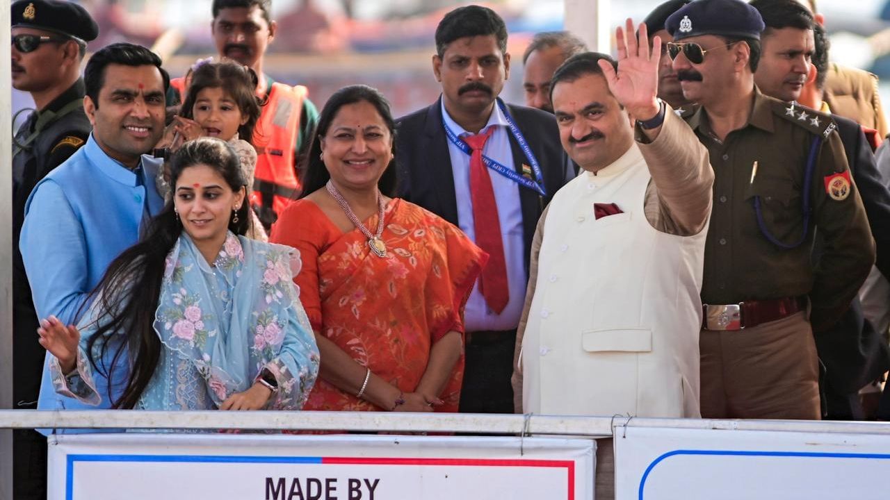 અદાણી અટક ગુજરાત રાજ્યમાંથી ઉદ્ભવે છે, જ્યાં તે જૈન સમુદાયમાં પ્રચલિત છે. જૈન ધર્મના અનુયાયીઓએ ગુજરાતમાં વેપાર અને ઉદ્યોગમાં અગ્રણી ભૂમિકા ભજવી છે, અને અદાણી પરિવાર આ પરંપરાનો ભાગ છે.