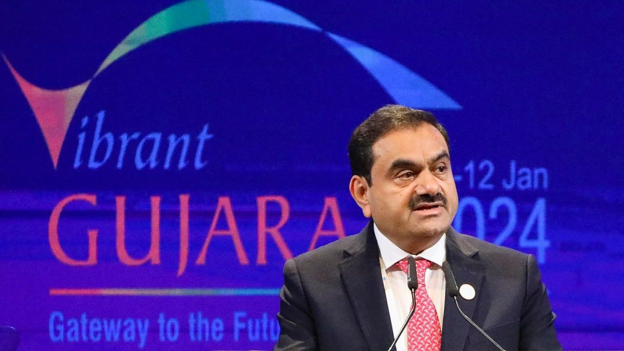 ભારતમાં, આ અટક મુખ્યત્વે ગુજરાતમાં (લગભગ 42%) અને મહારાષ્ટ્ર (45%) માં જોવા મળે છે. કેટલાક સ્ત્રોતો તેને અરોરા-ખત્રી સમુદાય સાથે પણ સાંકળે છે, જેમને સૂર્યવંશી ક્ષત્રિય વંશના માનવામાં આવે છે.