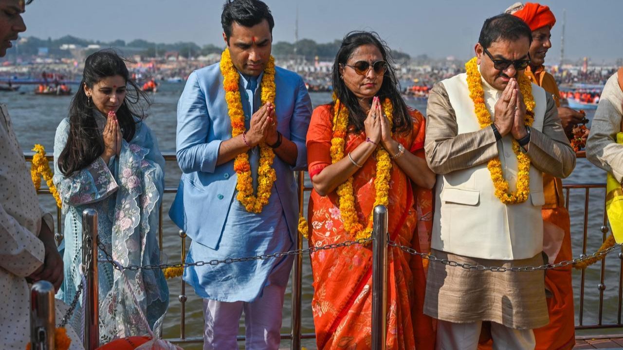 વૈશ્વિક સ્તરે, અદાણી અટક અન્ય સંસ્કૃતિઓમાં પણ જોવા મળે છે, જેમ કે આફ્રિકન ચેવા જાતિ થાય છે, યહૂદી સમુદાય અથવા યુરોપિયન દેશોમાં જોવા મળે છે. જોકે, ભારતીય સંદર્ભમાં, ખાસ કરીને ગુજરાતીઓમાં, તે વેપારી ઓળખનું પ્રતીક છે.