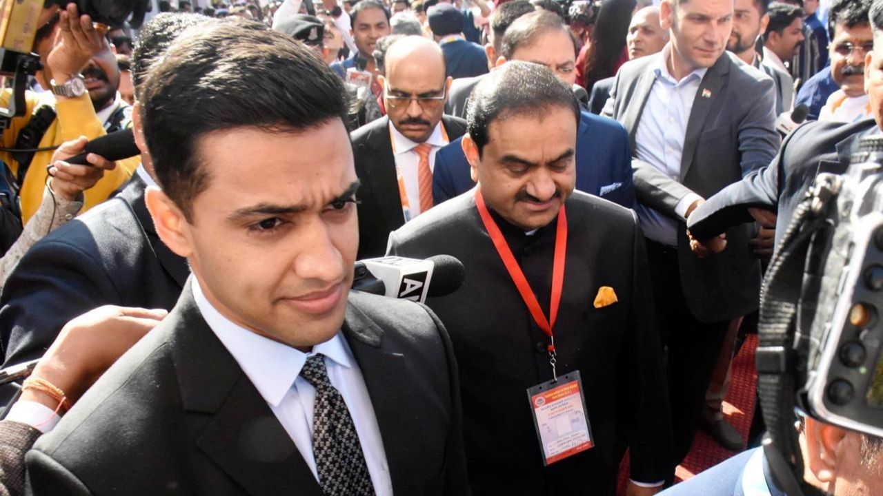 અદાણી અટકનો ઇતિહાસ ગુજરાતની સમૃદ્ધ વેપાર પરંપરા સાથે ઊંડે સુધી જોડાયેલો છે. ગુજરાત સદીઓથી ભારત માટે એક મુખ્ય વેપાર કેન્દ્ર રહ્યું છે, જે અરબી સમુદ્ર પરના બંદરો દ્વારા મસાલા, કાપડ અને અન્ય માલની નિકાસ કરે છે.