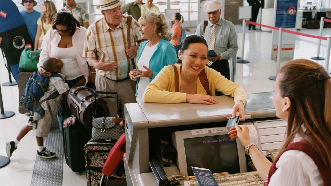 લેપટોપમાં રહેલી લિથિયમ-આયન બેટરી અત્યંત સંવેદનશીલ હોય છે. જો તે ખરાબ થઈ જાય કે ગરમ થાય, તો આગ લાગવાનો ખતરો ઊભો થઈ શકે છે. લેપટોપને અલગથી સ્કેન કરવાથી સુરક્ષા ટીમ બેટરીની સ્થિતિનું વધુ સચોટ નિરીક્ષણ કરી શકે છે, જે મુસાફરોની સુરક્ષા માટે આવશ્યક છે.
