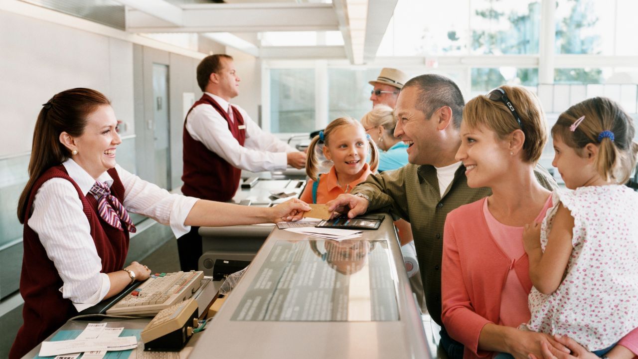 કેટલાક મોટા એરપોર્ટ હવે અદ્યતન 3D સ્કેનર્સનો ઉપયોગ કરી રહ્યા છે, જે ઇલેક્ટ્રોનિક્સને બહાર કાઢ્યા વિના સ્કેન કરી શકે છે. તેમ છતાં, આ ટેકનોલોજી હજી દરેક એરપોર્ટ સુધી પહોંચી નથી. મોટાભાગના એરપોર્ટો હજુ પણ પરંપરાગત એક્સ-રે સિસ્ટમ પર નિર્ભર છે. ત્યાં સુધી આ નવા સ્કેનર્સ સામાન્ય ન થાય, ત્યાં સુધી લેપટોપ કાઢવાનું નિયમ અમલમાં રહેશે.