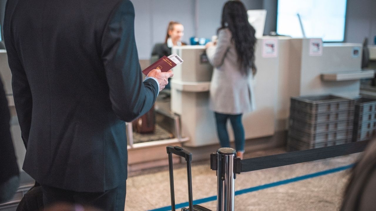 સુરક્ષા તપાસ દરમિયાન મુસાફરોમાં તણાવ રહેતો હોય છે. પરંતુ લેપટોપને ખુલ્લા ટ્રેમાં મૂકવાથી પારદર્શિતા વધે છે — મુસાફરોને લાગે છે કે દરેક ઉપકરણની નિષ્પક્ષ તપાસ થઈ રહી છે. આથી મુસાફરોમાં સુરક્ષા પ્રત્યે વિશ્વાસ વધે છે અને તપાસ દરમિયાન અનાવશ્યક વિવાદો ઘટે છે.