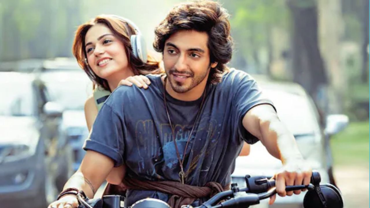 અહાન પાંડેએ મોહિત સૂરીની ફિલ્મ "સૈયારા" થી ડેબ્યૂ કર્યું હતું અને અનીતે પણ પહેલી વાર મુખ્ય ભૂમિકા ભજવી હતી. આ ફિલ્મ એક પ્રેમકથા છે જેને ખૂબ જ પસંદ કરવામાં આવી હતી. લોકોને ફિલ્મની વાર્તા અને ગીતો તેમજ અહાન અને અનીતની કેમિસ્ટ્રી ખુબ પસંદ આવી હતી. પરંતુ તેમનો ઓન-સ્ક્રીન રોમાંસ હવે સ્ક્રીનની બહાર પણ સ્પષ્ટપણે જોઈ શકાય છે. અફવાઓ હતી કે તેઓ ફિલ્મની રિલીઝ પછી ડેટિંગ કરી રહ્યા હતા. પરંતુ હવે, એક નવી પોસ્ટ એ તેની પુષ્ટિ કરે છે.