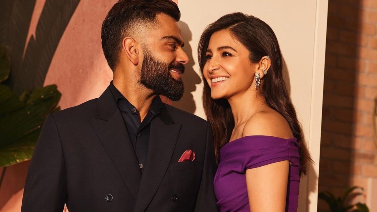 અનુષ્કા અને વિરાટ હાલમાં તેમના બે બાળકો સાથે મોટાભાગે લંડનમાં રહે છે. મીડિયા અહેવાલો અનુસાર, આ દંપતી નોટિંગ હિલ અને સેન્ટ જોન્સ વુડ જેવા ઉચ્ચ કક્ષાના વિસ્તારોમાં એક વૈભવી ઘર પણ ધરાવે છે.