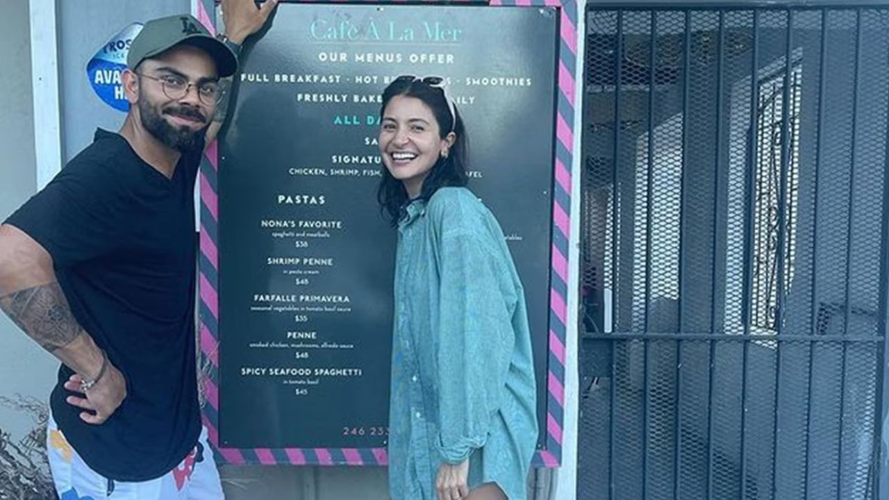 2012 માં, જ્યારે અનુષ્કા શર્મા માત્ર 23 વર્ષની હતી, ત્યારે તેણે મુંબઈના વર્સોવામાં એક વૈભવી ઇમારત બદ્રીનાથ ટાવર્સના 20મા માળે ત્રણ ફ્લેટમાં રોકાણ કર્યું હતું. ઇન્ડિયા ટુડેના અહેવાલ મુજબ, કુલ 6,000 ચોરસ ફૂટમાં ફેલાયેલા આ ફ્લેટની કિંમત ₹10 કરોડ હોવાનું કહેવાય છે. જોકે, તે સ્પષ્ટ નથી કે અભિનેત્રી હજુ પણ આ મિલકતોની માલિકી ધરાવે છે કે નહીં.