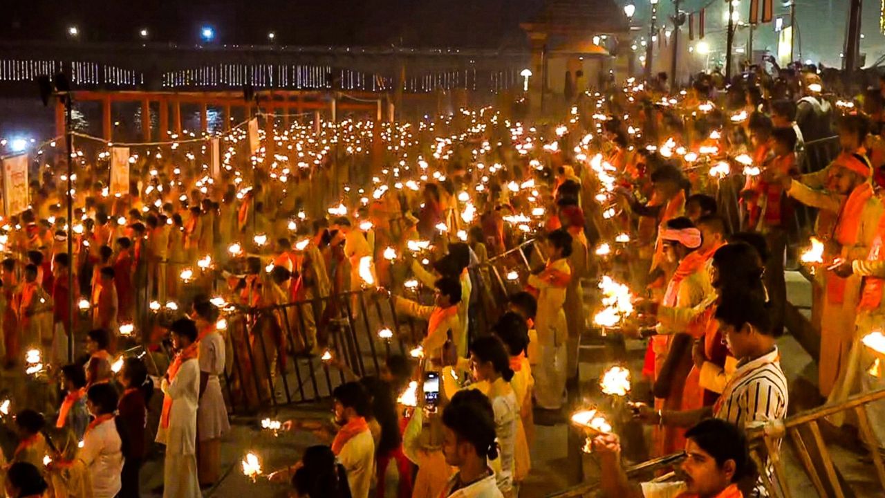 ઉત્તર પ્રદેશના મુખ્યમંત્રી યોગી આદિત્યનાથ ભગવાન શ્રી રામની નગરી અયોધ્યામાં નવમા દીપોત્સવ પર નિષાદ અને ઝૂંપડપટ્ટીના પરિવારો સાથે દિવાળી ઉજવશે. આ કાર્યક્રમનું આયોજન એ સંદેશ સાથે કરવામાં આવી રહ્યું છે કે ભગવાન શ્રી રામના શહેરમાં કોઈ પણ ઘરમાં દીવો ન બુઝાય. દીપોત્સવના દિવસે, મુખ્યમંત્રી પહેલા હનુમાનગઢી મંદિરમાં ભગવાન હનુમાનની પૂજા કરવા જશે અને પછી રામ લલ્લાના દરબારમાં વિશેષ પૂજા કરશે. આ પ્રસંગે, તેઓ રાજ્યની સમૃદ્ધિ, શાંતિ અને સુખાકારી માટે ભગવાન શ્રી રામને પ્રાર્થના કરશે. ત્યારબાદ તેઓ અયોધ્યામાં અગ્રણી સંતો અને મઠના વડાઓને મળશે અને તેમના આશીર્વાદ મેળવશે. રામ લલ્લાની મુલાકાત લીધા પછી, મુખ્યમંત્રી વોર્ડ નંબર 1 માં અભિરામદાસ નગર (નિષાદ બસ્તી) ની મુલાકાત લેશે, જ્યાં તેઓ સ્થાનિક પરિવારો સાથે દિવાળી ઉજવશે.