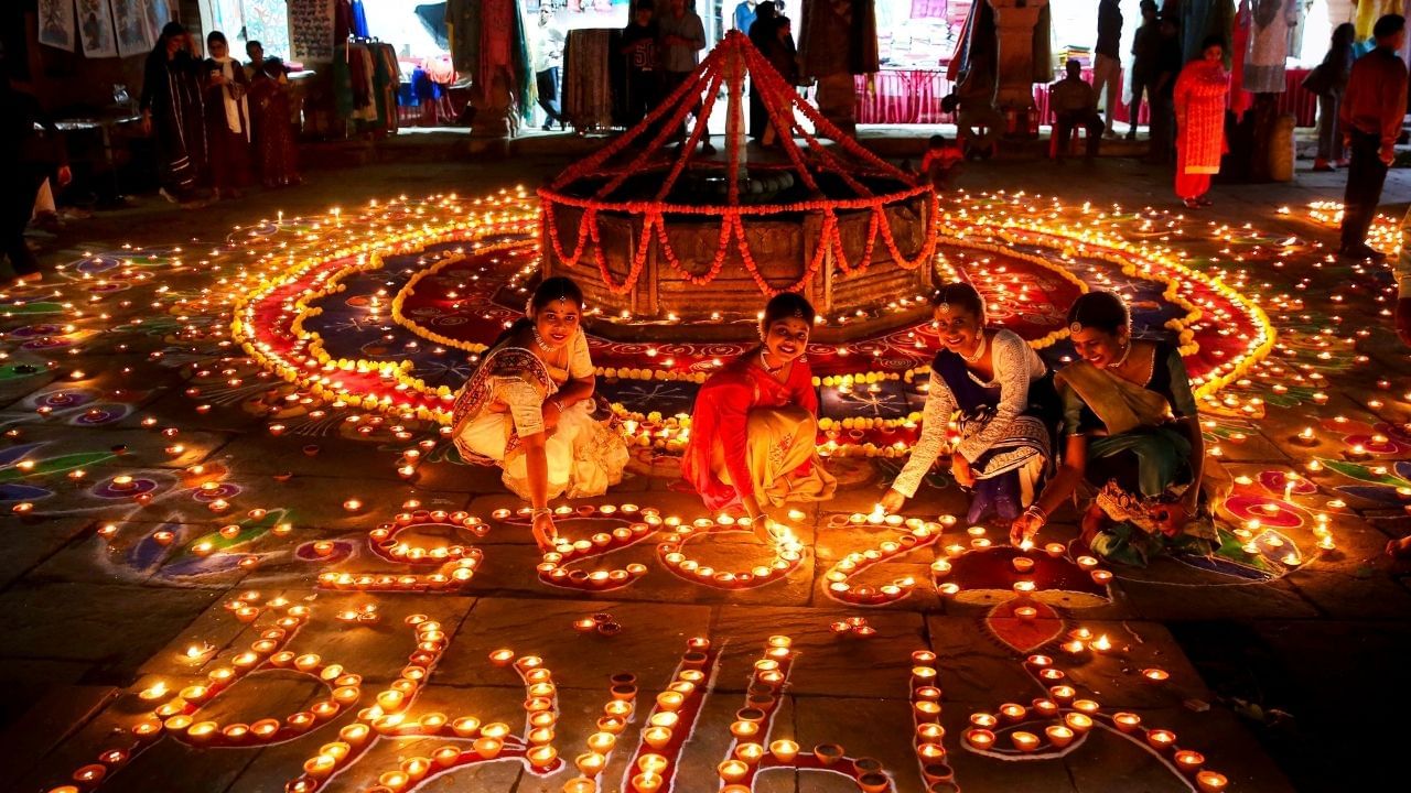 ઉત્તર પ્રદેશ સરકાર આ વર્ષે અયોધ્યામાં સરયુ નદીના કિનારે 9મો દીપોત્સવ ઉજવી રહી છે. રામ મંદિર ઉપરાંત, છેલ્લા આઠ વર્ષથી અહીં યોજાતા વાર્ષિક દીપોત્સવે અયોધ્યાની ભવ્યતામાં વધુ વધારો કર્યો છે. દીપોત્સવે સ્થાનિક અને આંતરરાષ્ટ્રીય સ્તરે અયોધ્યાનું આકર્ષણ વધાર્યું છે. આ કારણે અયોધ્યામાં પ્રવાસીઓની સંખ્યા સતત વધી રહી છે. આમાં, ભારતીય પ્રવાસીઓ નોંધપાત્ર સંખ્યામાં છે, અને વિદેશી પ્રવાસીઓએ પણ ભગવાન શ્રી રામના શહેરમાં રસ વધાર્યો છે.