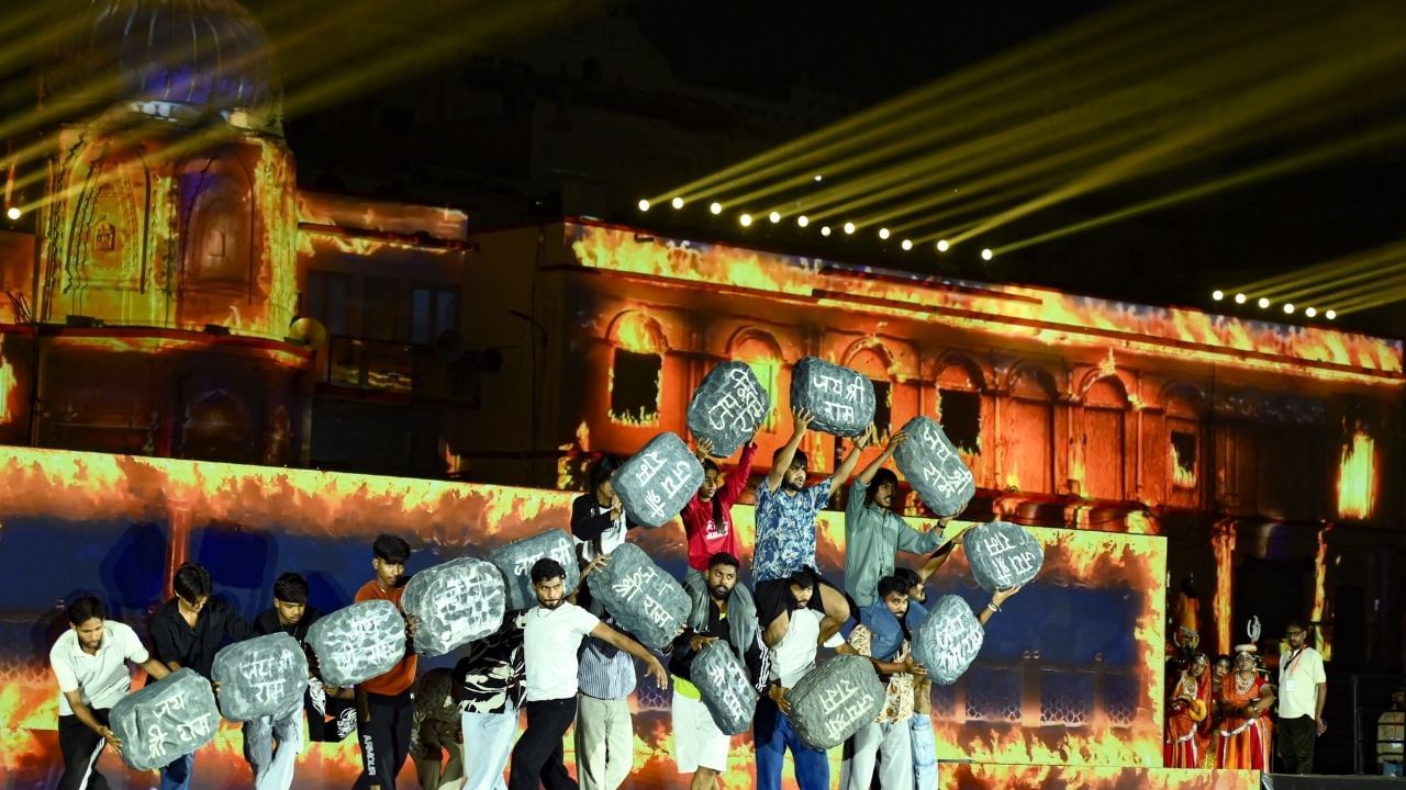 પ્રવાસન વિભાગના ડેટા અનુસાર, દીપોત્સવ 2017 માં અયોધ્યામાં શરૂ થયો હતો. આ સમયગાળા દરમિયાન, 17,832,717 ભારતીય અને 25,141 વિદેશી પ્રવાસીઓએ શહેરની મુલાકાત લીધી હતી. આમ, 2017 માં, કુલ 17,857,858 ભક્તોએ રામનગરીની મુલાકાત લીધી હતી. દીપોત્સવના બીજા વર્ષે, 2018 માં, 19,534,824 ભારતીય અને 28,335 વિદેશી નાગરિકોએ રામનગરીની મુલાકાત લીધી હતી. આમ, 2018 માં કુલ 1,95,63,159 લોકોએ અયોધ્યાની મુલાકાત લીધી હતી.