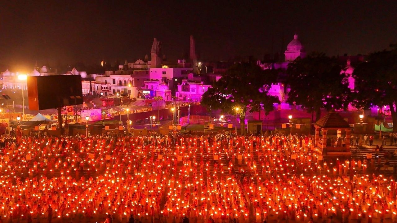 તેવી જ રીતે, 2019 માં, 2,04,63,403 ભારતીય અને 38,321 વિદેશીઓ સહિત કુલ 2,04,91,724 ભક્તોએ અયોધ્યાની મુલાકાત લીધી હતી. 2020 માં, કોરોનાને કારણે પ્રવાસીઓની સંખ્યામાં ઘટાડો થયો હતો. આ વર્ષે, 61,93,537 ભારતીય અને 2,611 વિદેશીઓ સહિત કુલ 61,96,148 પ્રવાસીઓએ અયોધ્યાની મુલાકાત લીધી હતી. 2021 માં, 1,57,43,359 ભારતીય અને 31 વિદેશી પ્રવાસીઓએ અયોધ્યાની મુલાકાત લીધી હતી. 2021 માં કુલ 1,57,43,390 ભક્તોએ અયોધ્યાની મુલાકાત લીધી હતી.