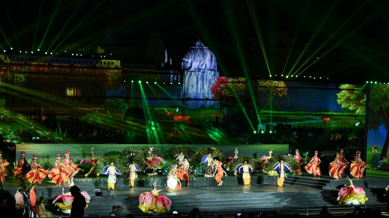 તે જ રીતે, 2022 માં, 2,39,09,014 ભારતીયો અને 1465 વિદેશી પ્રવાસીઓએ અયોધ્યાની મુલાકાત લીધી હતી. કુલ 23,910,479 પ્રવાસીઓએ અયોધ્યાની મુલાકાત લીધી હતી. 2023 માં, 57,562,428 ભારતીયો અને 8,468 વિદેશી પ્રવાસીઓએ મુલાકાત લીધી હતી. 2024 માં, 164,393,474 ભારતીયો અને 26,048 વિદેશી યાત્રાળુઓ આવ્યા હતા. 2025 માં, જાન્યુઆરી થી જૂન સુધીમાં, 238,164,744 ભારતીયો અને 49,993 વિદેશી યાત્રાળુઓ સહિત કુલ 238,214,737 યાત્રાળુઓ અયોધ્યાની મુલાકાત લીધી હતી.