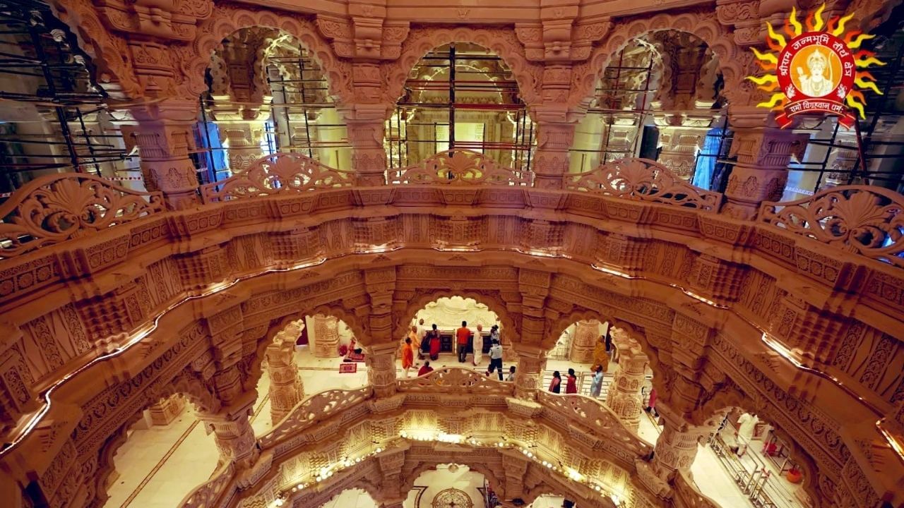 મંદિરનો પ્રથમ તબક્કો પ્રતિષ્ઠા સમારોહ પછી તરત જ ભક્તો માટે ખુલ્લો મૂકવામાં આવ્યો હતો, જ્યારે અન્ય બાંધકામ કાર્ય હજુ પણ ચાલુ છે અને આવતા વર્ષ સુધીમાં પૂર્ણ થવાની અપેક્ષા છે. રામ મંદિર સાંસ્કૃતિક અને ઐતિહાસિક પરંપરાઓ અનુસાર બનાવવામાં આવ્યું છે, જે ઉત્તર ભારતની પ્રાચીન શૈલીની સુંદરતાને પ્રતિબિંબિત કરે છે. મંદિરના ગર્ભગૃહ, શિખર અને સ્તંભો કલાત્મક રીતે કોતરવામાં આવ્યા છે, જે રામાયણ અને અન્ય પૌરાણિક વાર્તાઓના દ્રશ્યો દર્શાવે છે.