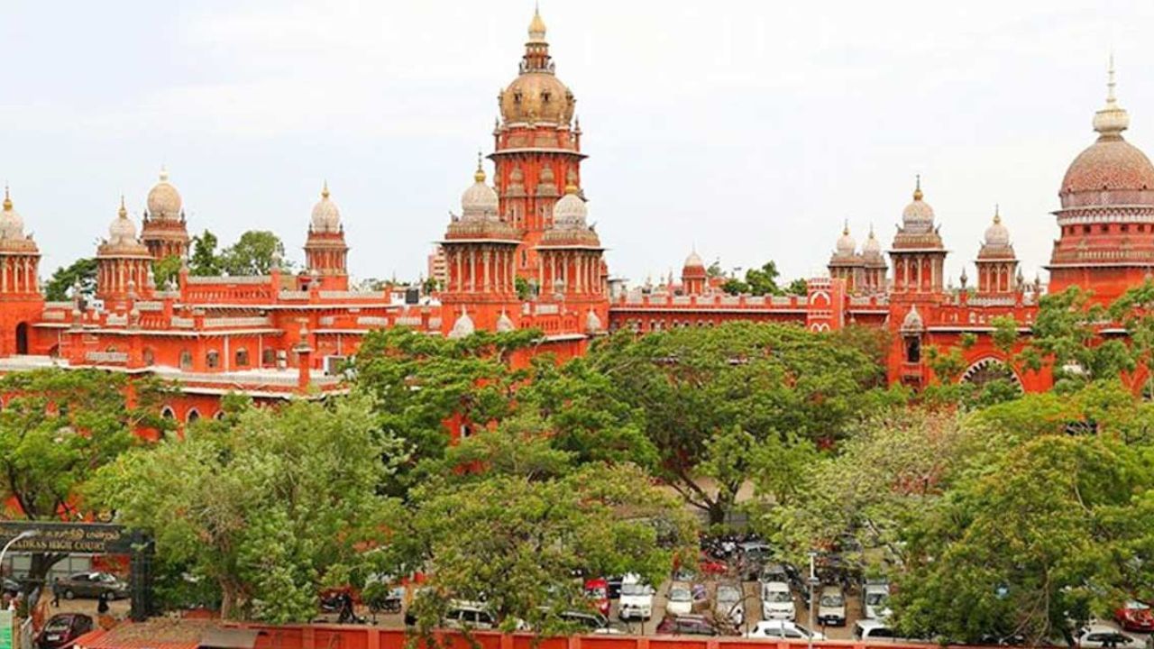 ન્યાયાધીશે જણાવ્યું હતું કે, ફરિયાદ પક્ષના ડોક્યુમેન્ટ્સ સાબિત કરતા નથી કે આરોપીએ બળનો ઉપયોગ કર્યો હતો. ગુનો કર્યો હતો અથવા કોઈના અધિકારોમાં દખલ કરી હતી. 
