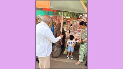 મુખ્યમંત્રી ભૂપેન્દ્ર પટેલે ગાંધીનગરમાં પોતાના પૌત્ર સાથે દિવાળીની ખરીદી કરી. મુખ્યમંત્રીએ એક કોમન મેનની જેમ પોતે માર્કેટમાં જઈને ઉત્સાહપૂર્વક ખરીદી કરી.