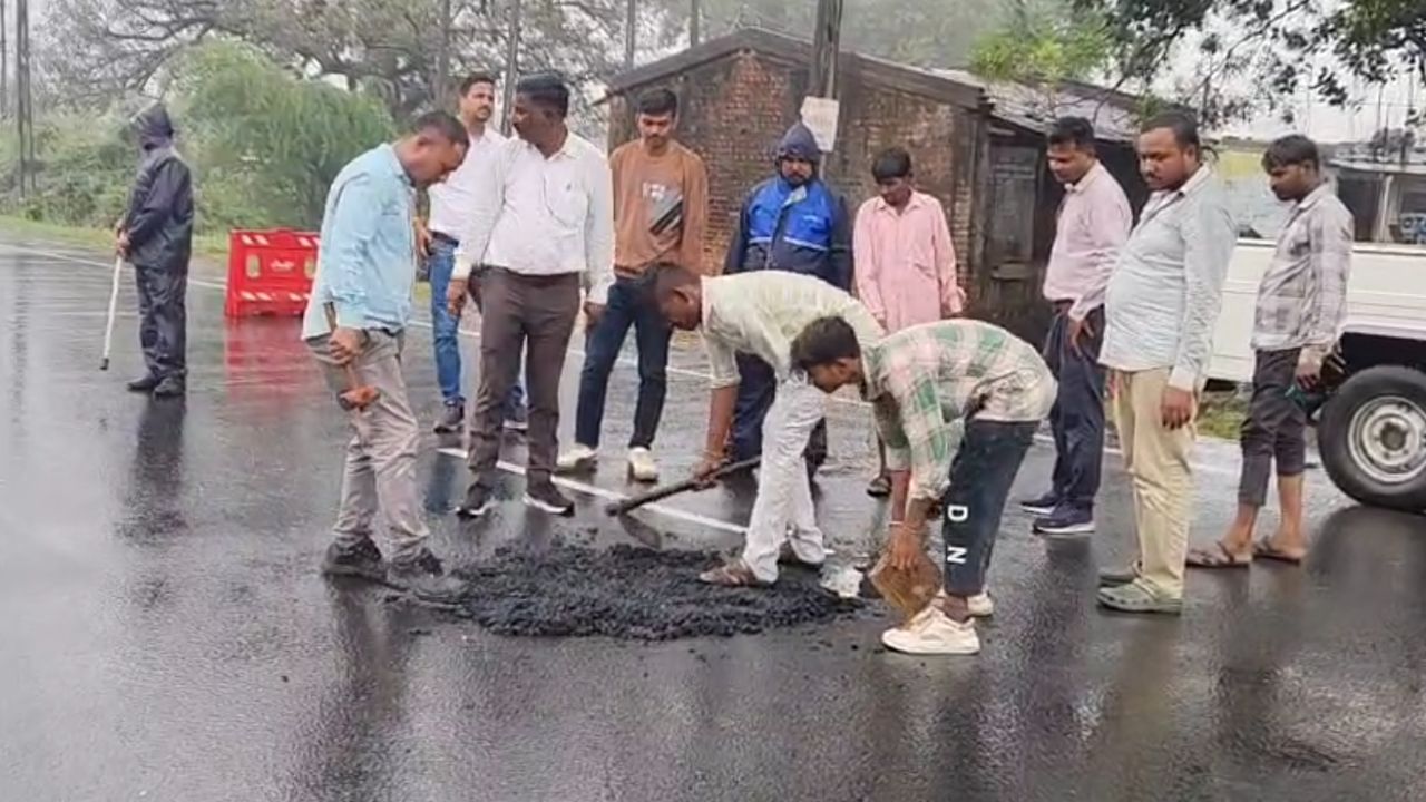 Vadodara : વડોદરામાં PM મોદીના કાર્યક્રમને લઈ સફાળું જાગ્યું તંત્ર ! ચાલુ વરસાદે કર્યું રોડનું રિપેરિંગ, જુઓ Video