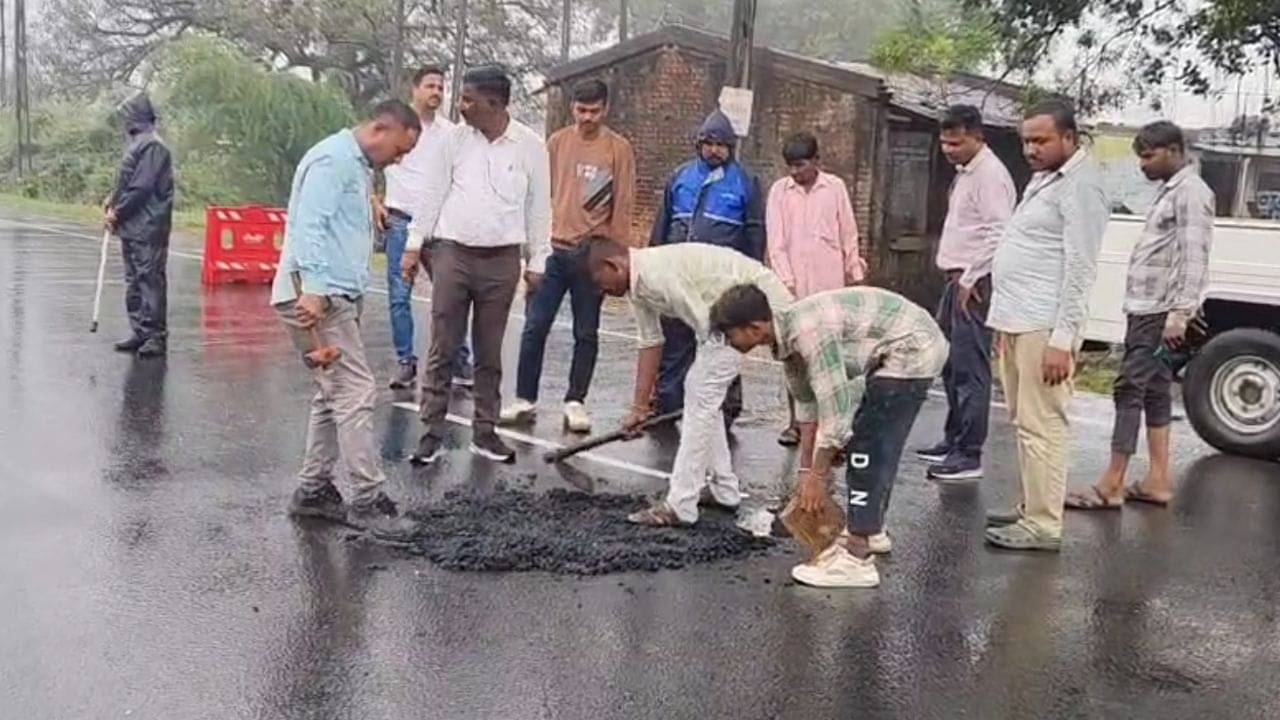 Vadodara : વડોદરામાં PM મોદીના કાર્યક્રમને લઈ સફાળું જાગ્યું તંત્ર ! ચાલુ વરસાદે કર્યું રોડનું રિપેરિંગ, જુઓ Video