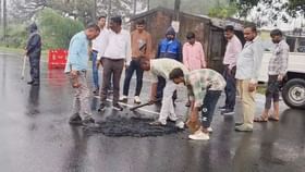 વડોદરામાં PMના કાર્યક્રમના પગલે ચાલુ વરસાદે રોડનું રિપેરિંગ કર્યું વડોદરામાં PMના કાર્યક્રમના પગલે ચાલુ વરસાદે રોડનું રિપેરિંગ કર્યું