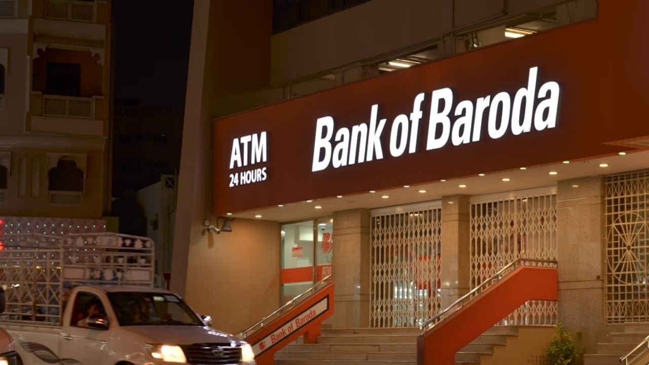 બેંક ઓફ બરોડાની 555 દિવસની ફિક્સ્ડ ડિપોઝિટ યોજનામાં, વરિષ્ઠ નાગરિકોને 6.75% નું બમ્પર વ્યાજ આપવામાં આવી રહ્યું છે. આવી સ્થિતિમાં, જો કોઈ વરિષ્ઠ નાગરિક બેંક ઓફ બરોડાની ૫૫૫ દિવસની ધાકડ ફિક્સ્ડ ડિપોઝિટ યોજનામાં ₹2,00,000 નું રોકાણ કરે છે, તો તેને પરિપક્વતા પર ₹2,15,840 ની રકમ મળશે, એટલે કે, વરિષ્ઠ નાગરિકોને ₹15,840 નો નફો મળશે.(નોંધ : અહીં આપવામાં આવેલી માહિતી ફક્ત આપની જાણકારી માટે છે. કોઇ પણ રોકાણ કરવા પહેલા નિષ્ણાંતોની સલાહ લેવી જરૂરી છે.)