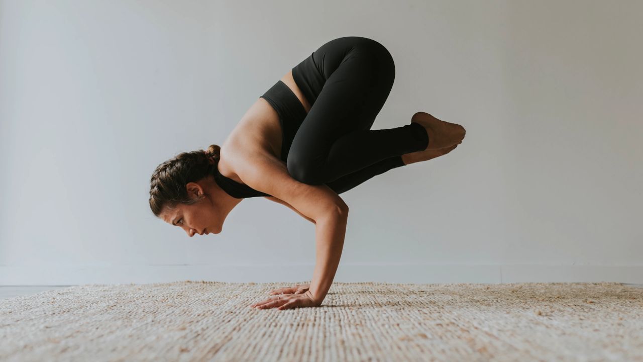 શું યોગ કરતા પહેલા સ્નાન કરવું જરૂરી છે?: યોગ એક પ્રાચીન ભારતીય પરંપરા છે જે શારીરિક અને માનસિક સ્વાસ્થ્ય સુધારવામાં મદદ કરી શકે છે. યોગ શિક્ષક રજનીશ શર્મા સમજાવે છે કે યોગ કરતા પહેલા સ્નાન કરવું બિલકુલ જરૂરી નથી. જોકે યોગ કરતા પહેલા સ્નાન કરવાથી તમને સારું અને ફ્રેશ અનુભવ થશે.
