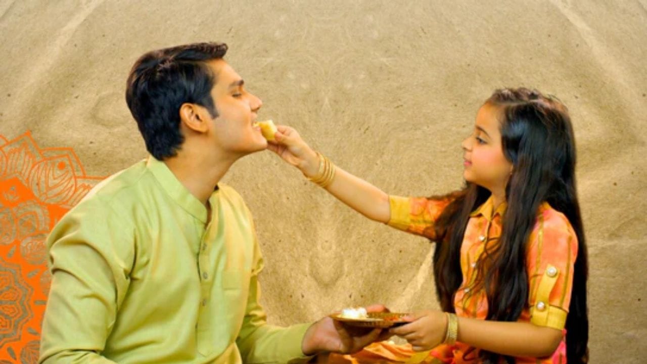 પોતાના ભાઈને તિલક લગાવતા પહેલા, તેમણે ભગવાન ગણેશની પૂજા કરવી જોઈએ. પછી, તેને ઉત્તર કે ઉત્તરપૂર્વ તરફ મુખ કરીને બેસાડો અને તેના હાથમાં નારિયેળ, ફૂલો અને સિક્કો આપો.