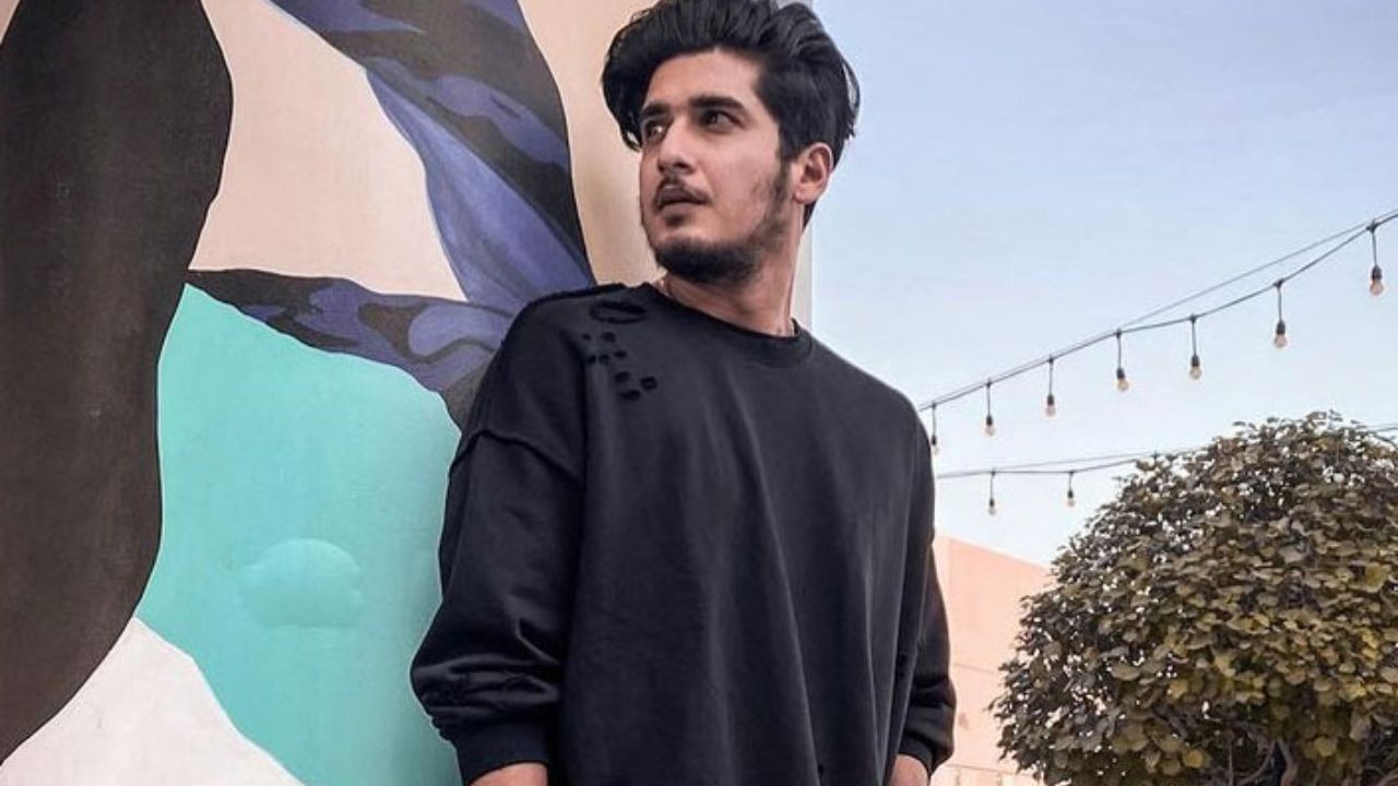 ભાનુશાળી સમુદાય હિન્દુ ધર્મનું પાલન કરે છે અને ભગવાન કૃષ્ણ અને ભગવાન વિષ્ણુ પ્રત્યે પ્રબળ ભક્તિ ધરાવે છે. ઘણા ભાનુશાળી પરિવારો સૂર્યવંશી ક્ષત્રિય અથવા વૈશ્ય વંશના હોવાનો ગર્વ અનુભવે છે.