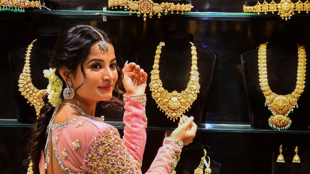 વિશ્લેષકો કહે છે કે, આગામી સપ્તાહે ઘરેલું બજારમાં સોનાના ભાવમાં થોડો સુધારો જોવા મળી શકે છે. આનું ખાસ કારણ એ છે કે, રોકાણકારો હવે ઘણી મુખ્ય સેન્ટ્રલ બેંક બેઠકો અને ગ્લોબલ ટ્રેડ પર નજર રાખી રહ્યા છે.