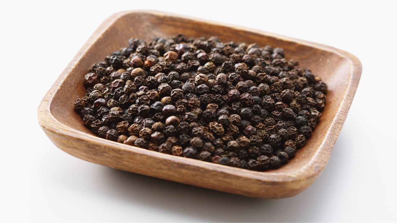 કાળા મરીનું સેવન શરદી અને ખાંસી જેવી તકલીફોમાં કુદરતી ઉપચાર તરીકે અસરકારક સાબિત થાય છે. તેમાં રહેલું પાઈપરિન તત્વ શરીરમાં ગરમી ઉત્પન્ન કરે છે, કાળા મરી ખાંસીના કારણે બનેલો કફ નરમ કરે છે અને તેને શરીરમાંથી બહાર કાઢવામાં મદદ કરે છે. આ કારણે ગળાની ખંજવાળ, ખાંસી અને નાક બંધ થવાની સમસ્યામાં રાહત મળે છે. (Credits: - Canva)