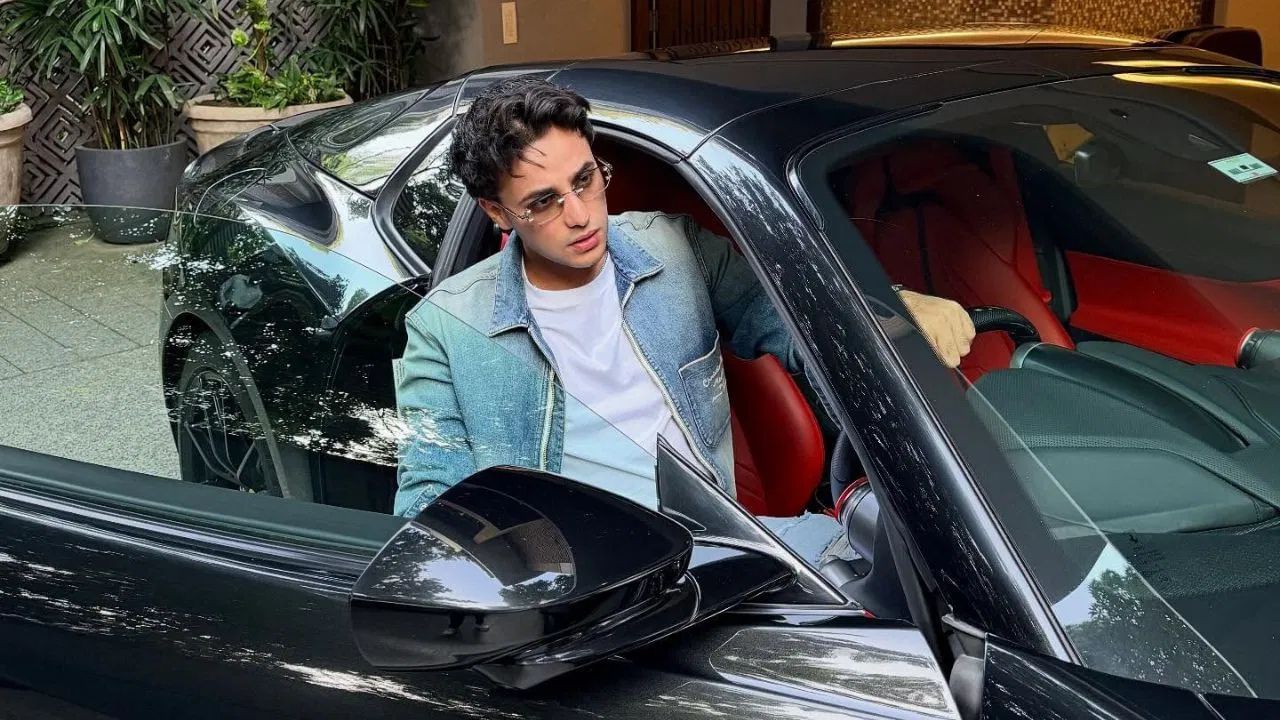 ટીમ ઈન્ડિયાનો નવો સુપરસ્ટાર અભિષેક શર્મા માત્ર તેની બેટિંગથી જ નહીં પરંતુ તેની સ્ટાઈલથી પણ હિટ બન્યો છે. આ જ કારણ છે કે એક સમયે લગભગ ₹60 લાખની બ્રાન્ડ વેલ્યુ ધરાવતો આ બેટ્સમેન હવે ₹1.2 કરોડ સુધી પહોંચી ગયો છે. (All Photo Credit : Instagram)