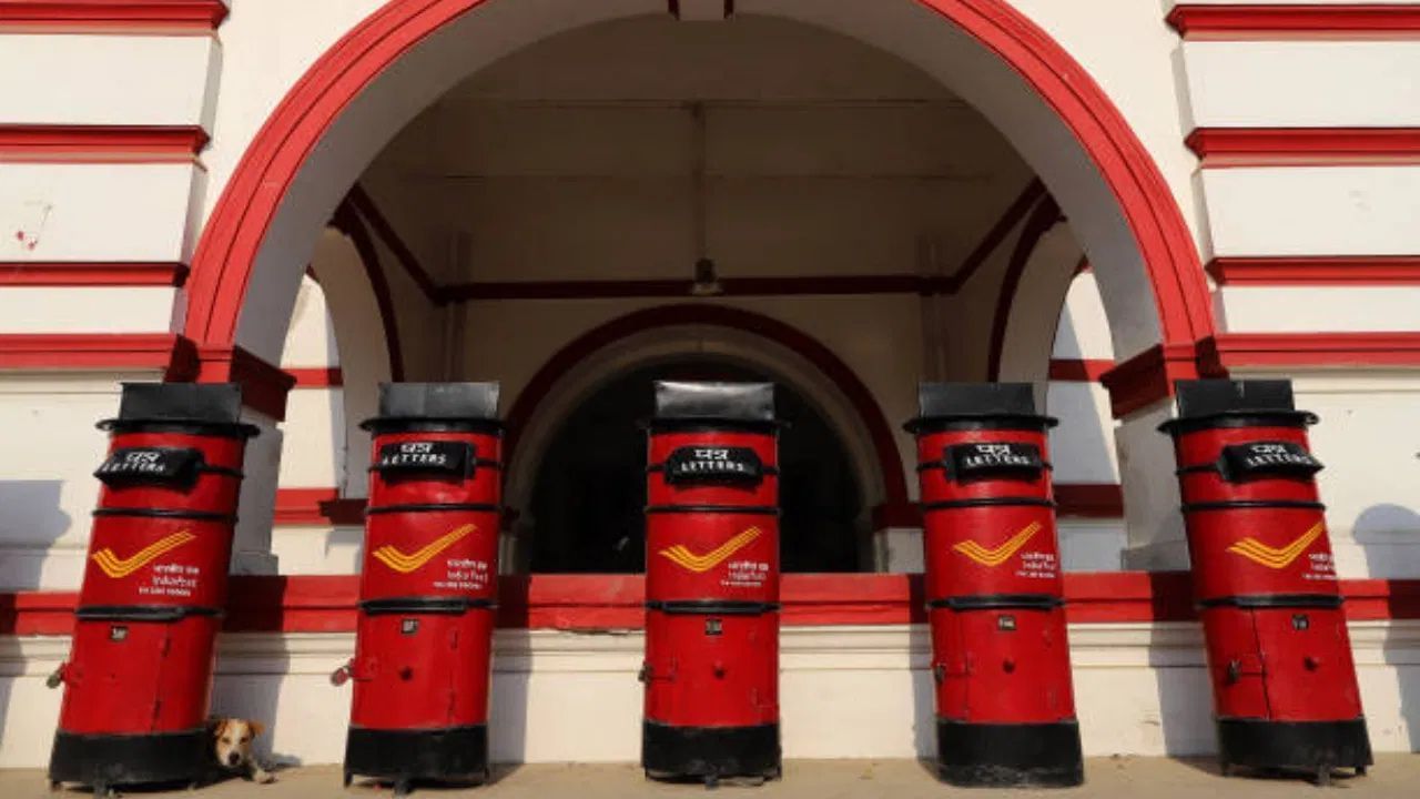 હાલમાં, પોસ્ટ ઓફિસ MIS વ્યાજ દર વાર્ષિક 7.4% છે. જો તમે ₹5 લાખનું રોકાણ કરો છો, તો તમને દર મહિને આશરે ₹3,083 ની કમાણી થશે. ₹9 લાખના રોકાણ સાથે આ રકમ વધીને ₹5,550 થાય છે. આ યોજના એવા લોકો માટે ઉત્તમ છે જેઓ નિશ્ચિત અને નિયમિત આવક ઇચ્છે છે.