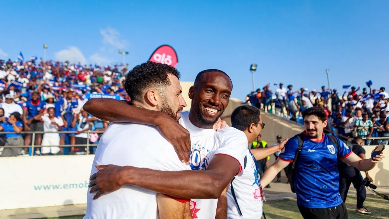 કેપ વર્ડે ફિફા વર્લ્ડ કપ માટે ક્વોલિફાય થનાર વસ્તીની દ્રષ્ટિએ બીજો સૌથી નાનો દેશ છે. આઈસલેન્ડ 350,000 કરતા ઓછી વસ્તી સાથે ક્વોલિફાય થનાર વિશ્વનો સૌથી નાનો દેશનો રેકોર્ડ ધરાવે છે.