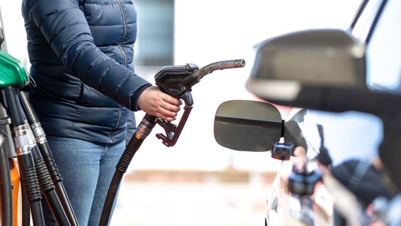 ફૂલ ટેન્ક કરેલું પેટ્રોલ ડીઝલ વધુ પડતું દબાણ લાવી શકે છે, જે કારની ઇંધણ સિસ્ટમ પર પ્રતિકૂળ અસર કરી શકે છે.