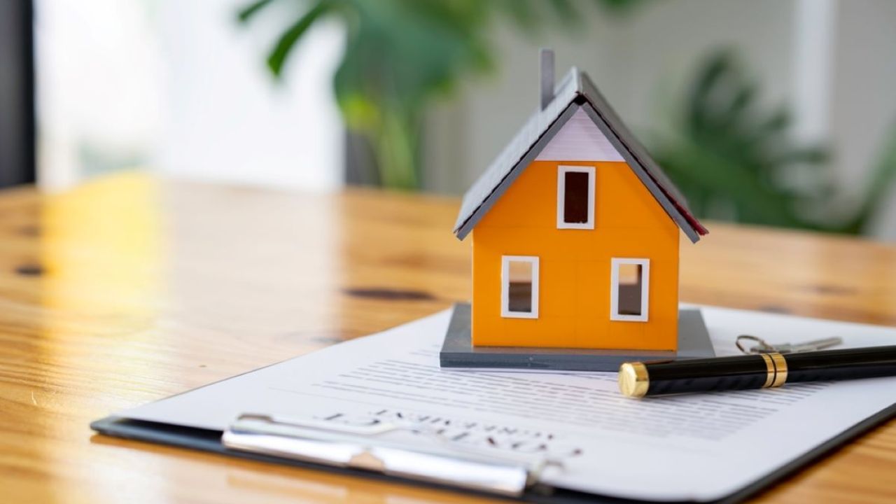 જાહેર જાહેરાત આપવી: FIR બાદ સ્થાનિક અખબારમાં જાહેર સૂચના આપવી પડે છે કે તમારા દસ્તાવેજો ખોવાઈ ગયા છે. એ સૂચનામાં તમારી મિલકતનું સરનામું, દસ્તાવેજનો પ્રકાર અને જો કોઈને તે દસ્તાવેજ મળી આવે તો ક્યાં સંપર્ક કરવો તે લખવું જરૂરી છે. સામાન્ય રીતે 15 દિવસ સુધી કોઈ વિરોધ ન આવે તો આગળનું પગલું લઈ શકાય છે.