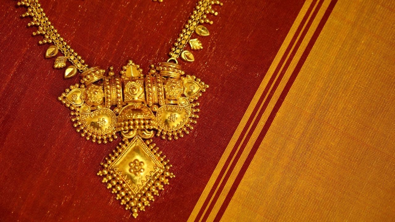 દિવાળી દરમિયાન સોનું ખરીદવાની ઉતાવળ દરમિયાન, નકલી અથવા નકલી સોનું ઘણીવાર વેચાય છે, જેમ કે નકલી હોલમાર્ક અને છુપાયેલા મેકિંગ ચાર્જ સાથે. તેથી, ખરીદદારોએ સાવચેત રહેવું મહત્વપૂર્ણ છે જેથી તેઓ વધુ ચૂકવણી ન કરે અથવા ખોટી પ્રોડક્ટ પ્રાપ્ત ન કરે.