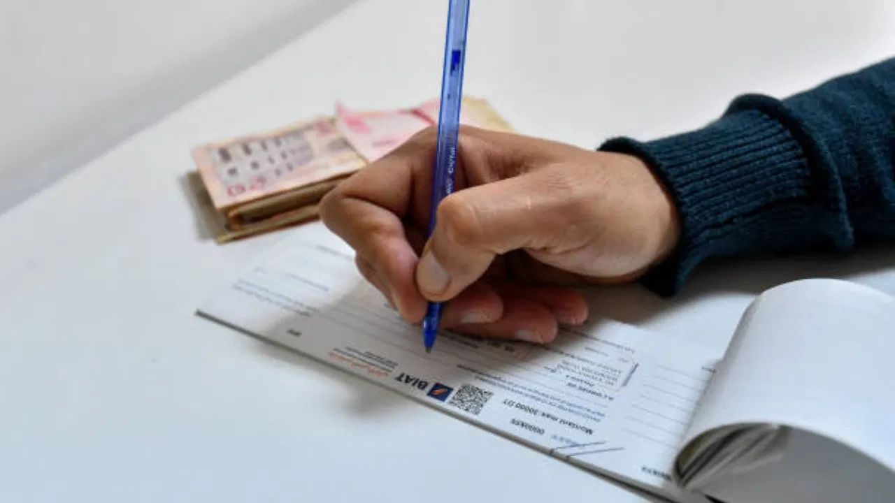 બેંક 'ચેક બાઉન્સ' માટે દંડ વસૂલ કરે છે. ચેક જારી કરનાર વ્યક્તિ પાસેથી દંડ વસૂલવામાં આવે છે. અલગ અલગ કારણોના આધારે દંડ બદલાઈ શકે છે. દંડ માટે દરેક બેંકે અલગ અલગ રકમ નક્કી કરી હોય છે. મળતી માહિતી મુજબ, દંડ સામાન્ય રીતે ₹150 થી ₹750 જેટલો હોય છે.