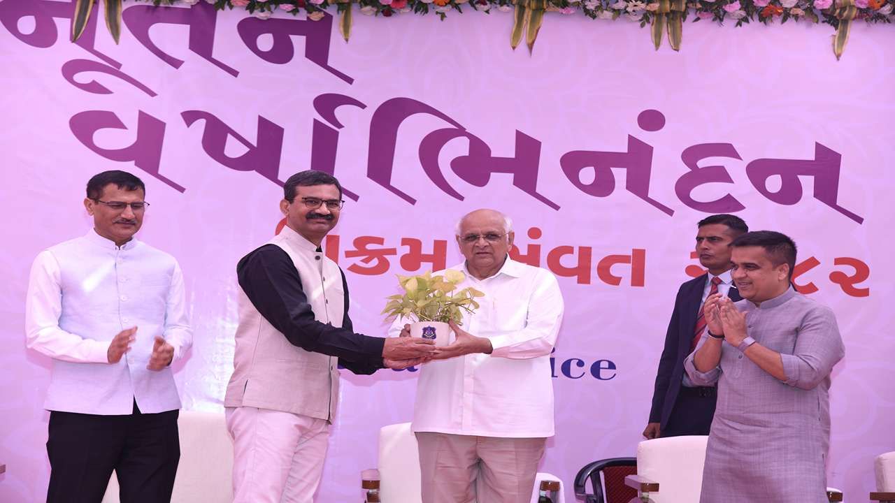 ત્યાર બાદ મુખ્યમંત્રી નૂતન વર્ષ નિમિત્તે શાહીબાગ ડફનાળા ખાતે પોલીસ ઓફિસર્સ મેસમાં વરિષ્ઠ પોલીસ અધિકારીઓ તથા તેમના પરિવારોની મળીને નૂતનવર્ષની શુભકામનાઓ પાઠવી હતી.