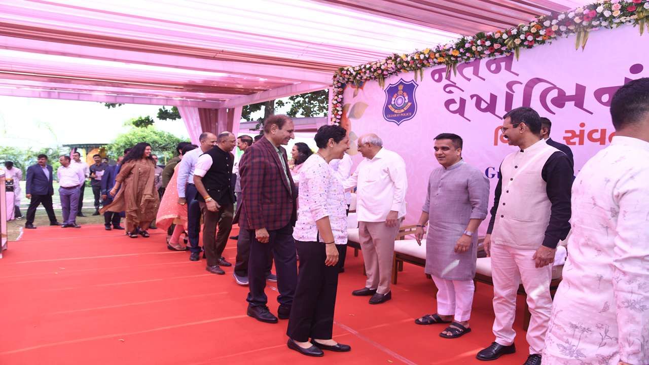 આ પ્રસંગે નાયબ મુખ્યમંત્રી હર્ષ સંઘવી, મુખ્ય સચિવ પંકજ જોશી, રાજ્ય પોલીસવડા વિકાસ સહાય, અમદાવાદ શહેર પોલીસ કમિશનર જી.એસ. મલિક સહિતના વરિષ્ઠ પોલીસ અધિકારીઓ તથા તેમના પરિવારજનો ઉપસ્થિત રહ્યા હતા.